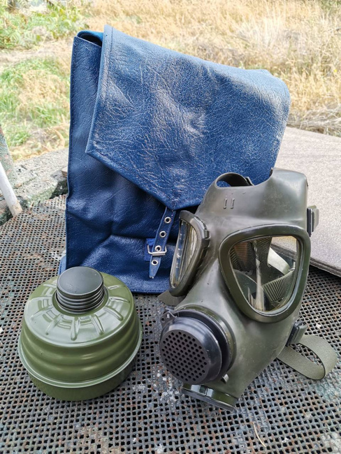 ROMANIAN ARMY GAS MASK - M74 - ROMANIAN ARMY SURPLUS - DECO ONLY
