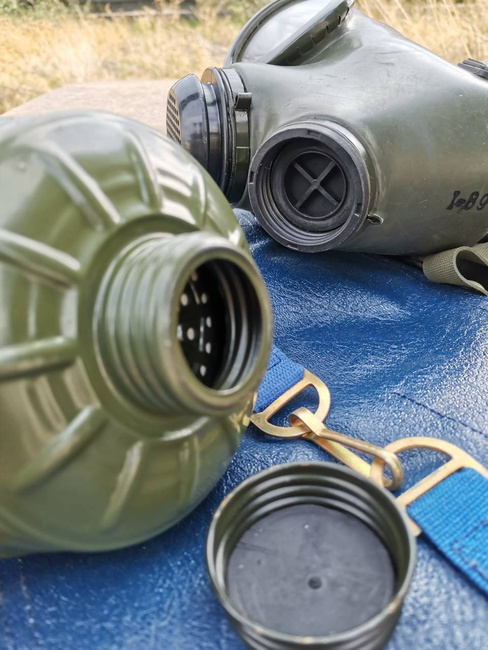 ROMANIAN ARMY GAS MASK - M74 - ROMANIAN ARMY SURPLUS - DECO ONLY