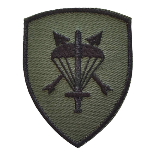 EMBLEMA SEMN DE ARMA MANECA SCUT - PARASUTISTI - BRODATA PE SUPORT KAKI CU FIR NEGRU