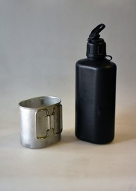 SWISS CANTEEN - WITH CUP - M84 - PLASTIC - USED