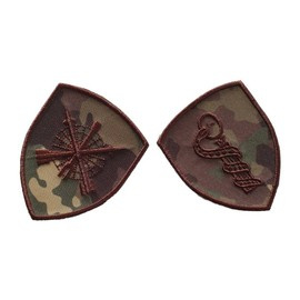 EMBLEMA SEMN DE ARMA MANECA SCUT - VANATORI DE MUNTE - BRODATA PE SUPORT CAMUFLAJ COMBAT FORTE TERESTRE CU FIR MARO
