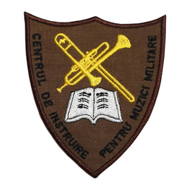 EMBLEMA A CENTRULUI DE INSTRUIRE PENTRU MUZICI MILITARE - BRODATA PE SUPORT KHAKI