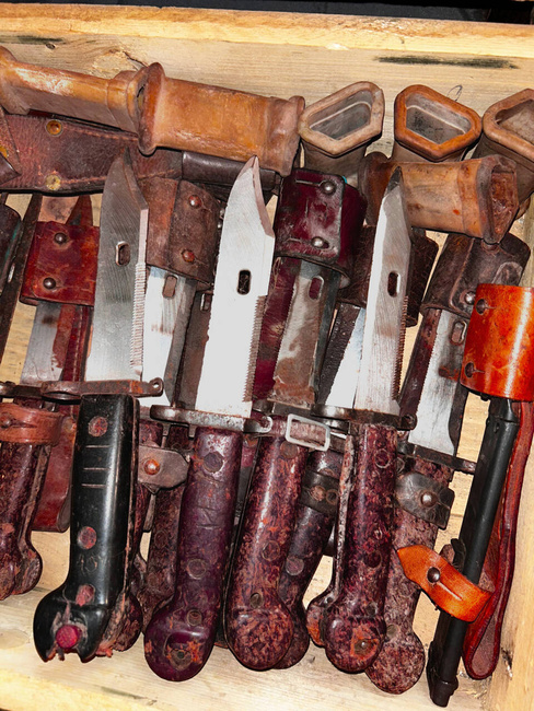 BAIONETA, CUTIT MILITAR DE PARASUTIST - FARA TEACA - SURPLUS MILITAR DE LA ARMATA ROMANA - UZATA