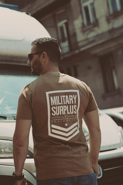 MAGNUM ESSENTIAL TRICOU CU INSCRIPȚIE „MILITARY SURPLUS” - COYOTE MELANGE