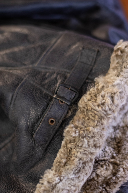 JACHETA DIN PIELE SI BLANA PE INTERIOR - SURPLUS MILITAR AL ARMATEI ROMANE - UZATA