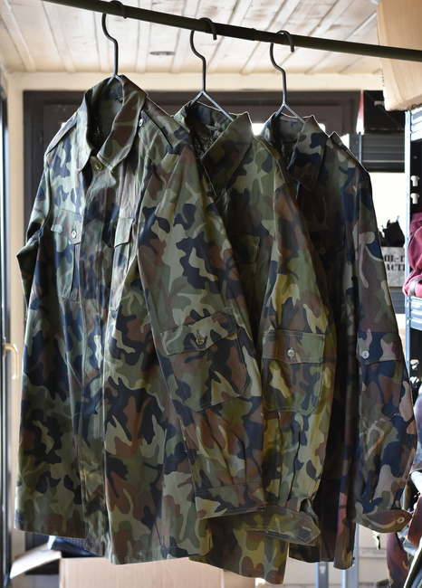 COSTUM RAR - CAMUFLAJ MOZAIC M90 - SURPLUS ARMATA ROMANA ANII `90 - CA NOU