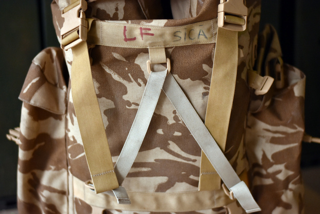 RUCSAC COMBAT MILITAR MARE CU BUZUNAR, PUIUT EXTERIOR DETASABIL - CONDOR - 90L - SURPLUS MILITAR ARMATA ROMANA - CAMUFLAJ DESERT - IN STARE BUNA