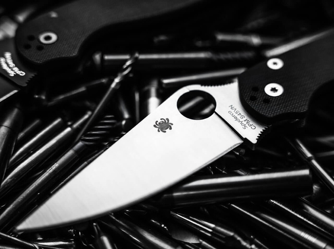 PARA MILITARY 2  POCKET KNIFE - SPYDERCO