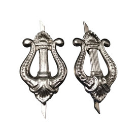 SET 2 SEMNE DE ARMA PENTRU EPOLETI, GRADE MILITARE - MUZICA - SURPLUS MILITAR ARMATA ROMANA - ARGINTII - IN STARE BUNA