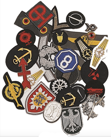 Asortiment de 50 de însemne NATO - Surplus Militar