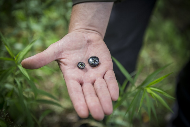 BUTTON COMPASS - LARGE - BLACK - HELIKON