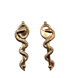 SET 2 SEMNE DE ARMA PENTRU EPOLETI, GRADE MILITARE - MEDIC/SANITAR - SURPLUS MILITAR ARMATA ROMANA - AURII - IN STARE BUNA