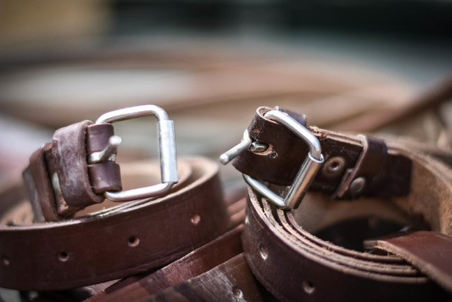 CUREA MILITARA DIN PIELE - CU CATARAMA - SURPLUS ARMATA ROMANA - UZATA