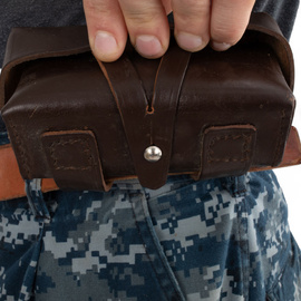 POUCH PENTRU INCARCATOR - SKS - SURPLUS MILITAR ARMATA ROMANA - PIELE - MARO - IN STARE BUNA