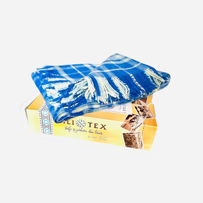 Patura din Lana Merinos cu Franjuri si Cutie Premium - Model Elena - Carouri Albastru/Alb - 150 x 200 + 20 cm