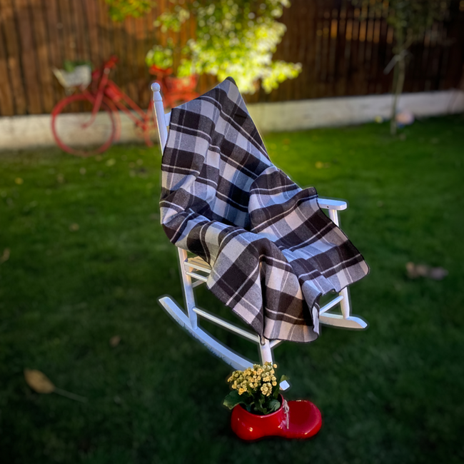 Patura din lana merinos romaneasca cu cutie premium si margine surfilata - Model Andreea - Maro/Bej Natur - 150 x 200 cm