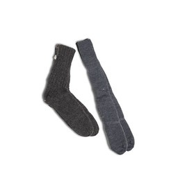 Șosete gri, disponibile în diverse variante - Uzate