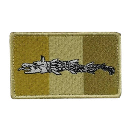 Ecuson Lupul Dacic cu aplicare Velcro (cu scai) - 9,5x6,5 cm - brodat pe suport tricolor camuflaj cu contur auriu